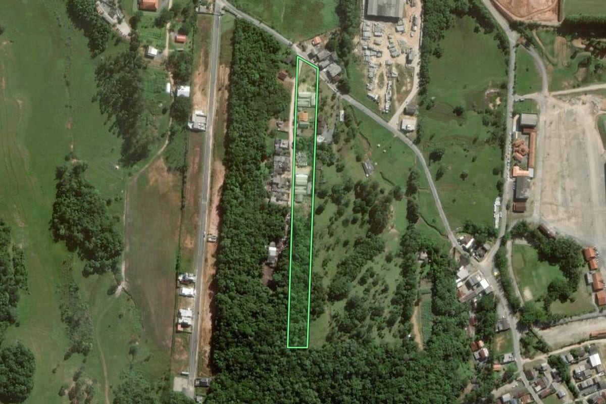 Imagem de satélite do imóvel rural em Itajaí (SC), com o contorno declarado no CAR desenhado por cima.