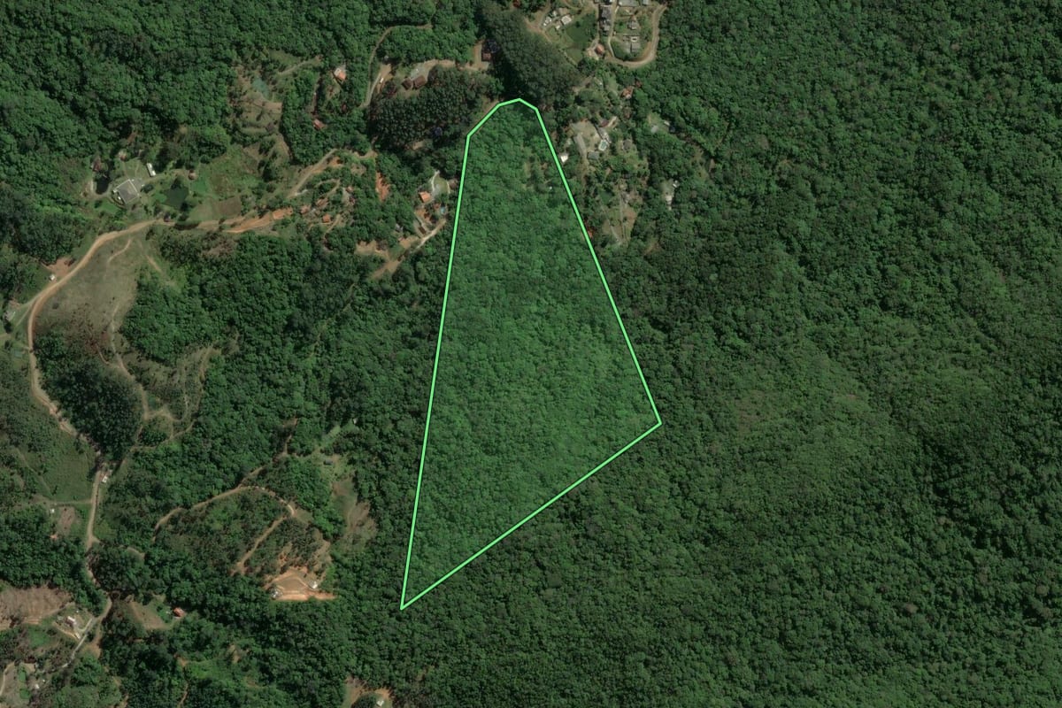 Imagem de satélite do imóvel rural em Itapema (SC), com o contorno declarado no CAR desenhado por cima.