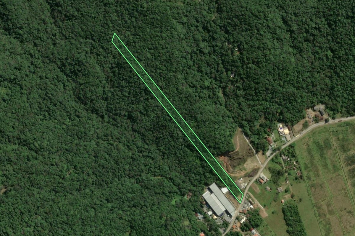 Imagem de satélite do imóvel rural em Itapema (SC), com o contorno declarado no CAR desenhado por cima.