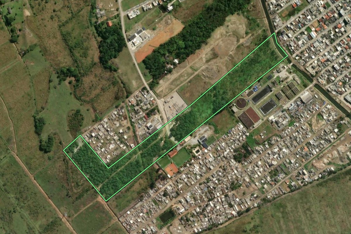 Imagem de satélite do imóvel rural em Itapema (SC), com o contorno declarado no CAR desenhado por cima.