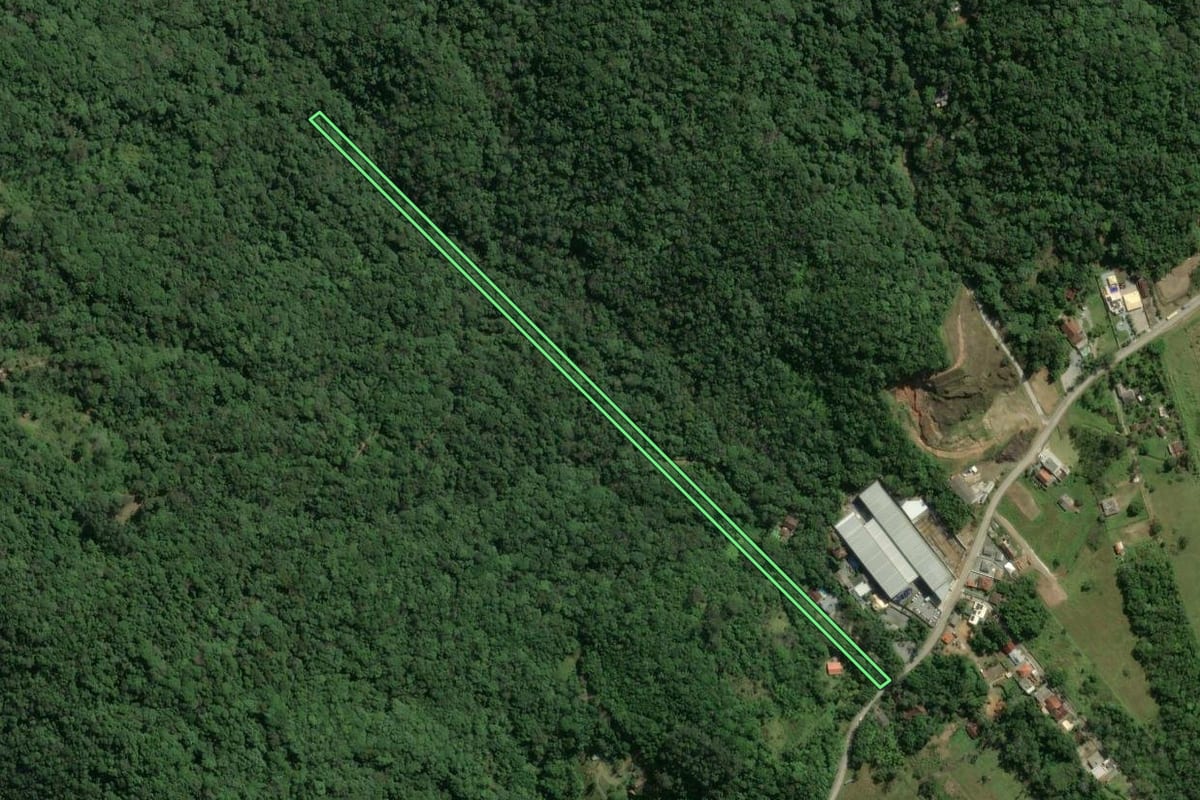 Imagem de satélite do imóvel rural em Itapema (SC), com o contorno declarado no CAR desenhado por cima.