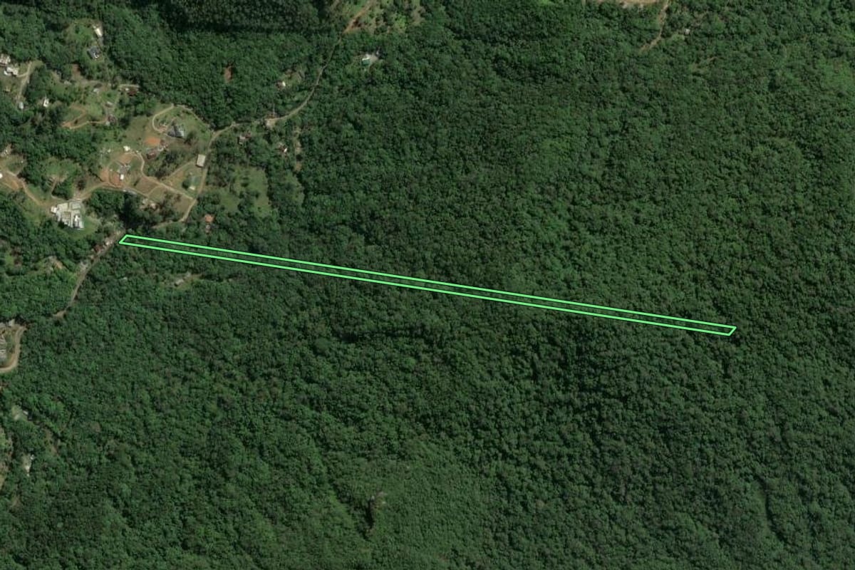 Imagem de satélite do imóvel rural em Itapema (SC), com o contorno declarado no CAR desenhado por cima.