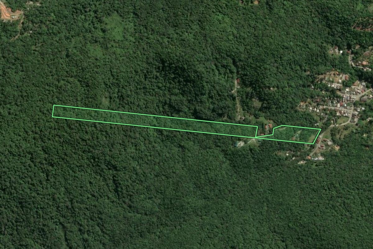 Imagem de satélite do imóvel rural em Itapema (SC), com o contorno declarado no CAR desenhado por cima.