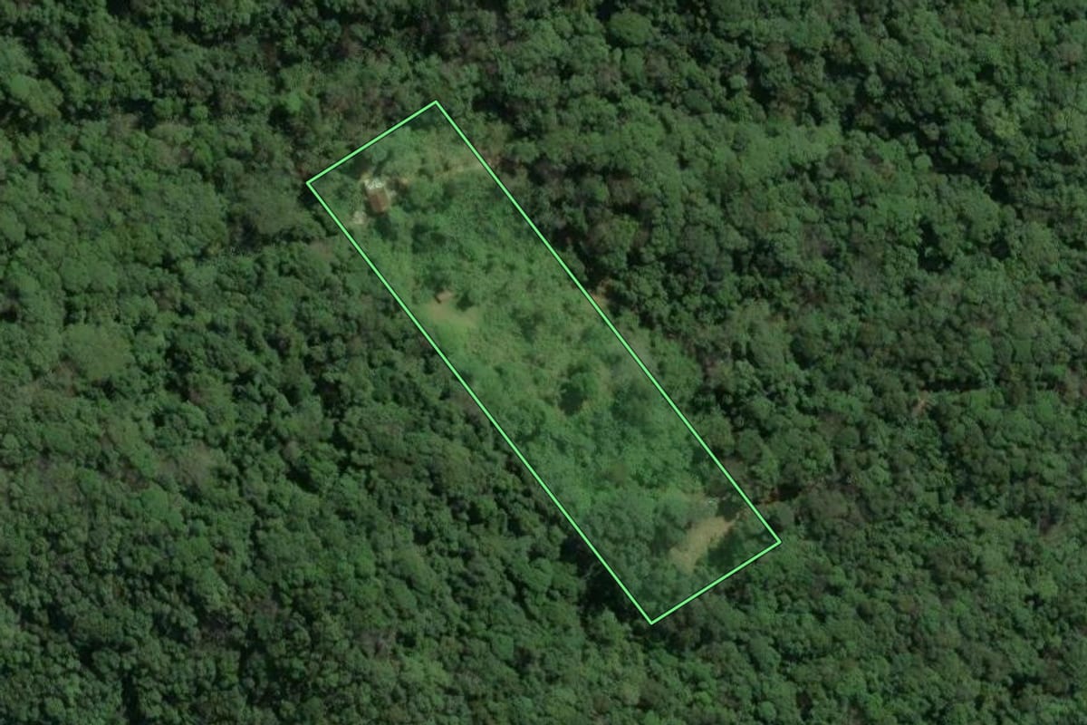 Imagem de satélite do imóvel rural em Itapema (SC), com o contorno declarado no CAR desenhado por cima.