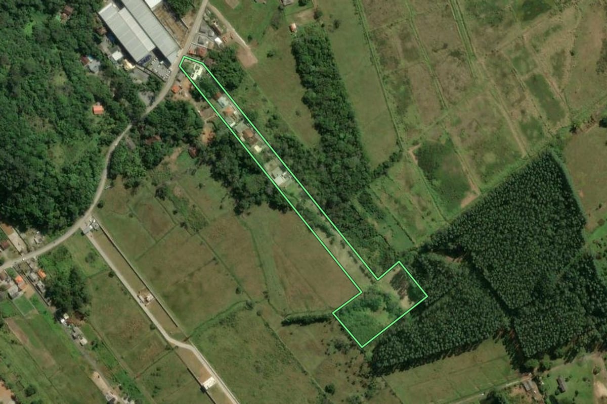 Imagem de satélite do imóvel rural em Itapema (SC), com o contorno declarado no CAR desenhado por cima.
