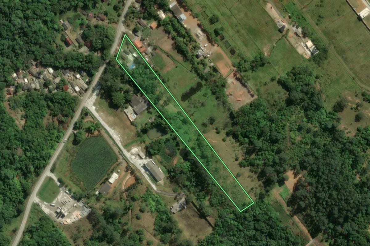 Imagem de satélite do imóvel rural em Itapema (SC), com o contorno declarado no CAR desenhado por cima.