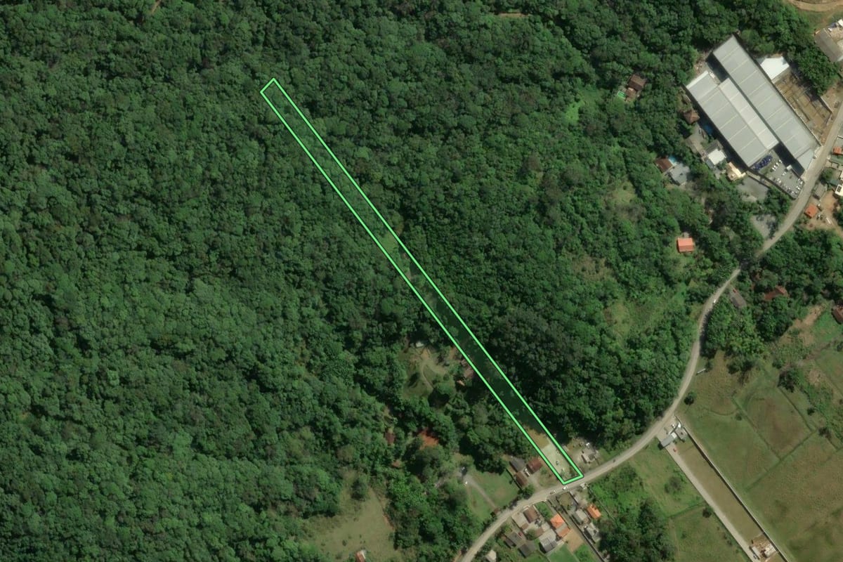 Imagem de satélite do imóvel rural em Itapema (SC), com o contorno declarado no CAR desenhado por cima.