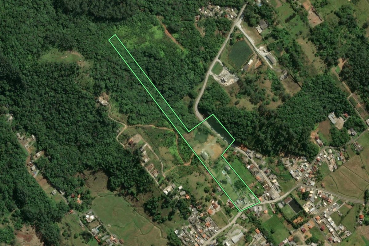 Imagem de satélite do imóvel rural em Itapema (SC), com o contorno declarado no CAR desenhado por cima.