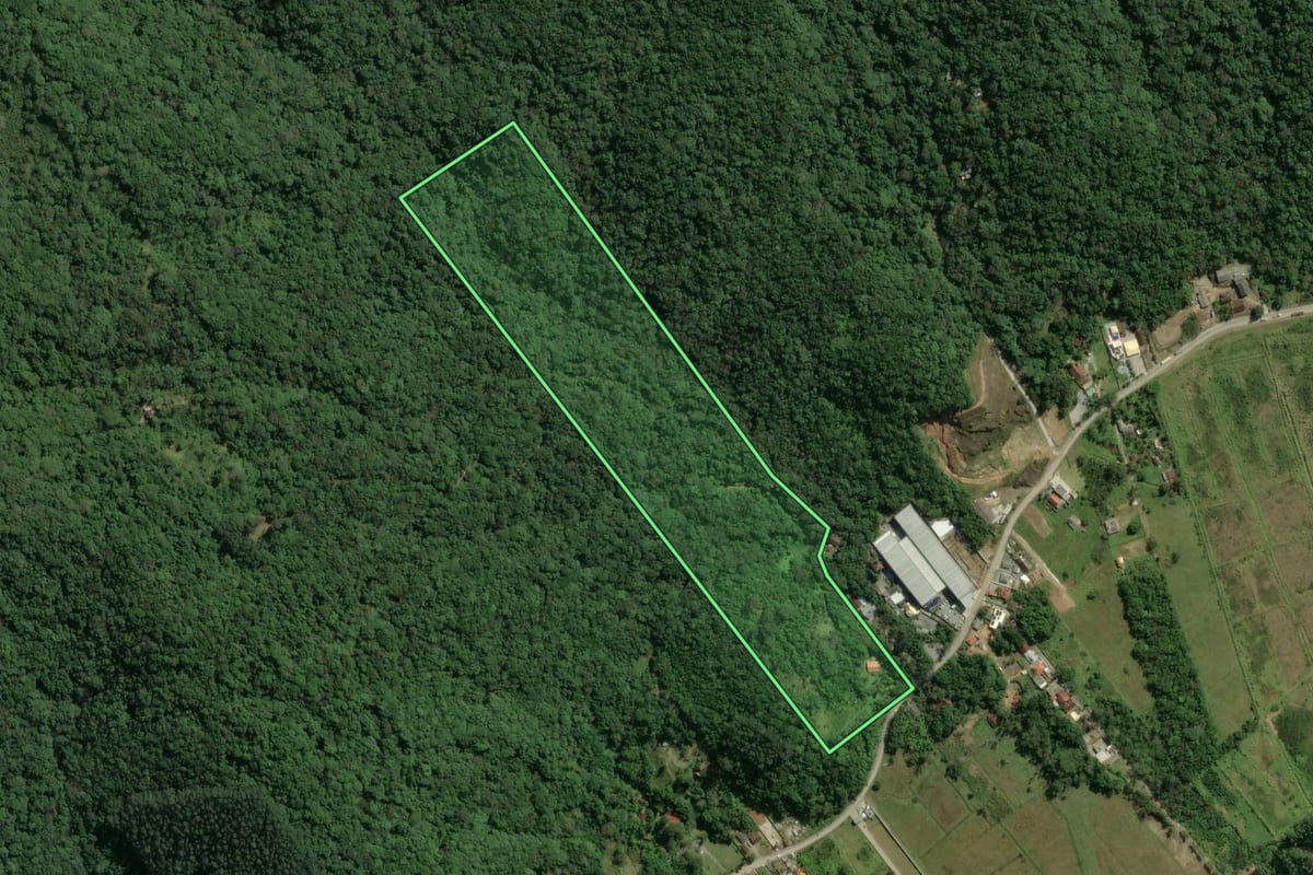 Imagem de satélite do imóvel rural em Itapema (SC), com o contorno declarado no CAR desenhado por cima.