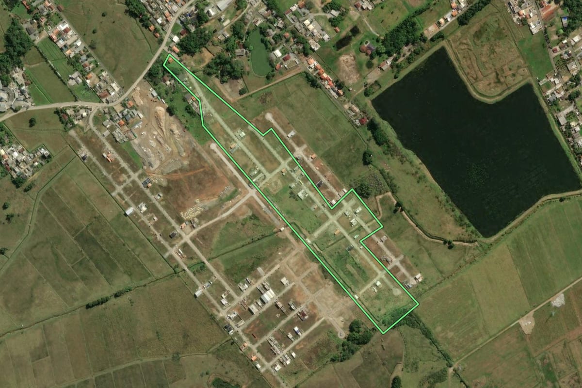 Imagem de satélite do imóvel rural em Itapema (SC), com o contorno declarado no CAR desenhado por cima.