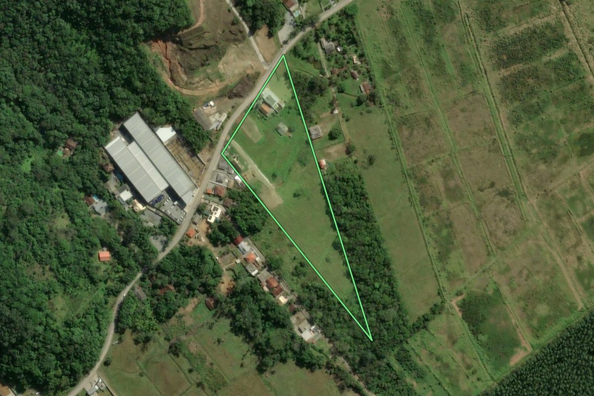 Imagem de satélite do imóvel rural em Itapema (SC), com o contorno declarado no CAR desenhado por cima.
