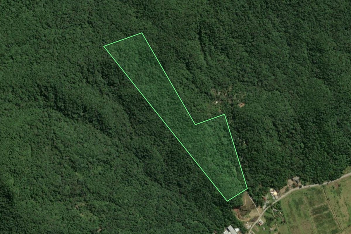 Imagem de satélite do imóvel rural em Itapema (SC), com o contorno declarado no CAR desenhado por cima.