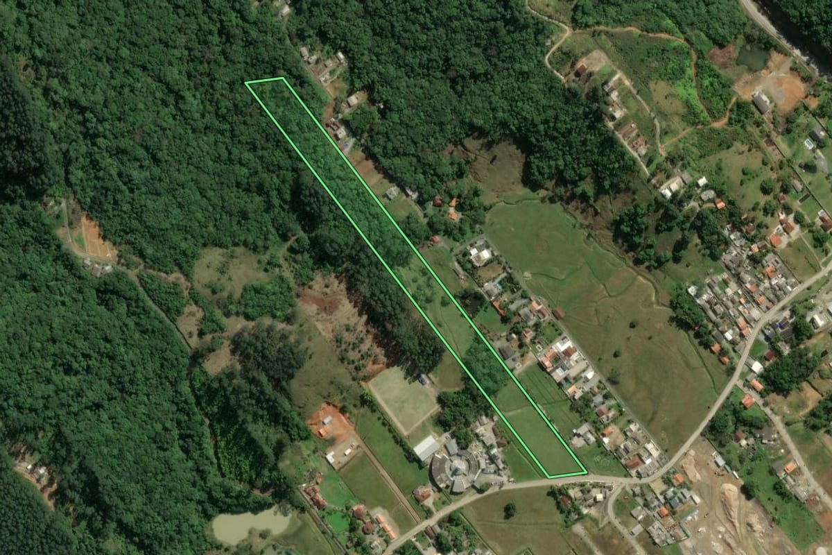 Imagem de satélite do imóvel rural em Itapema (SC), com o contorno declarado no CAR desenhado por cima.