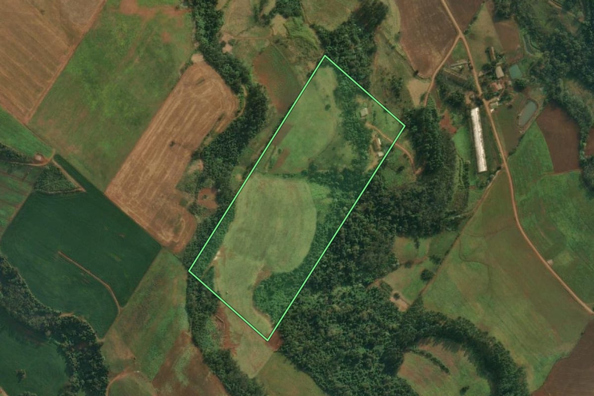 Imagem de satélite do imóvel rural em Itapiranga (SC), com o contorno declarado no CAR desenhado por cima.