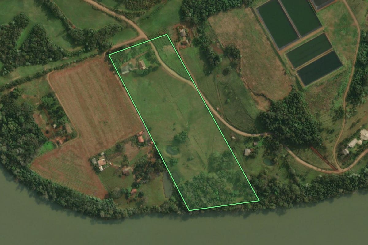 Imagem de satélite do imóvel rural em Itapiranga (SC), com o contorno declarado no CAR desenhado por cima.