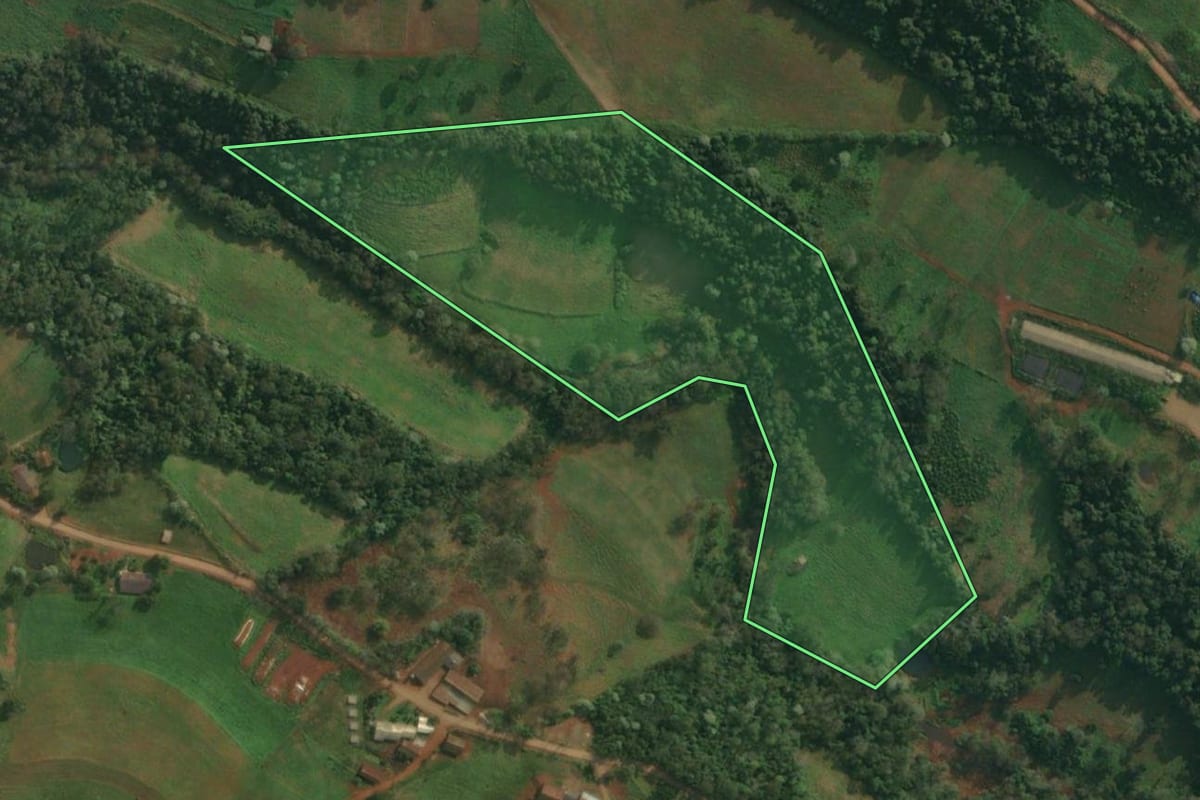 Imagem de satélite do imóvel rural em Itapiranga (SC), com o contorno declarado no CAR desenhado por cima.