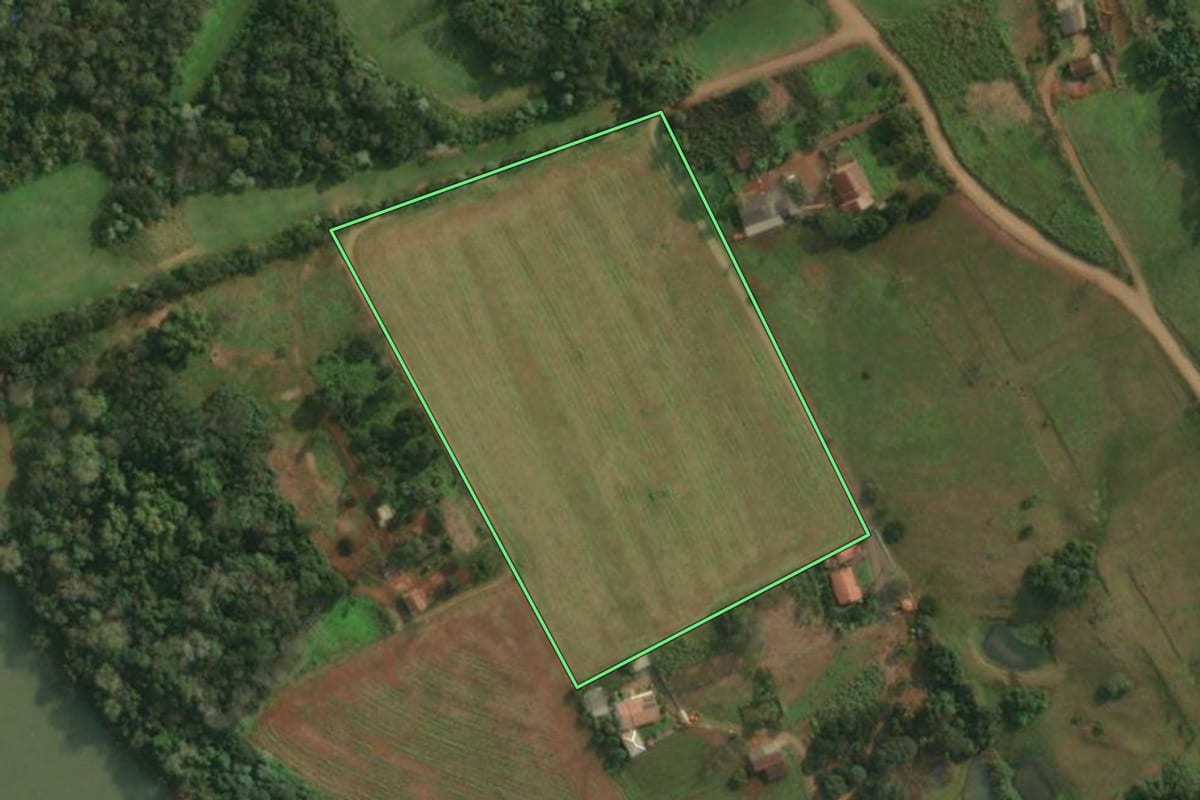 Imagem de satélite do imóvel rural em Itapiranga (SC), com o contorno declarado no CAR desenhado por cima.