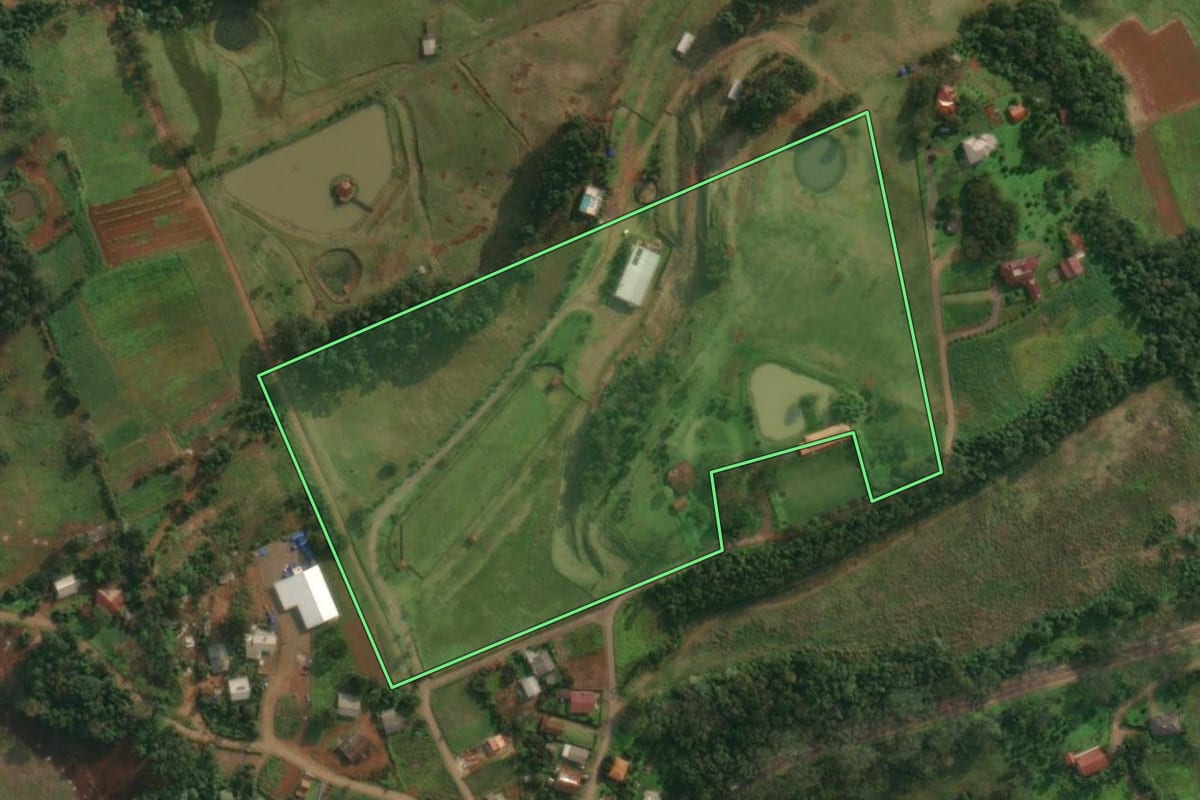 Imagem de satélite do imóvel rural em Itapiranga (SC), com o contorno declarado no CAR desenhado por cima.