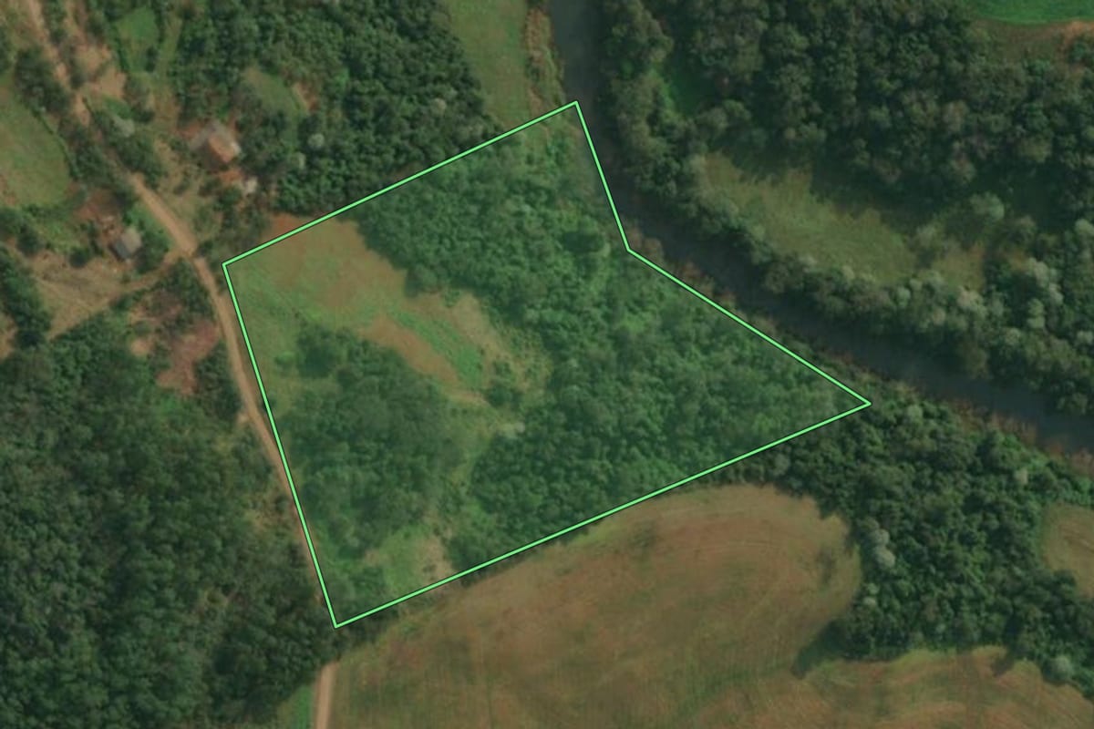 Imagem de satélite do imóvel rural em Itapiranga (SC), com o contorno declarado no CAR desenhado por cima.