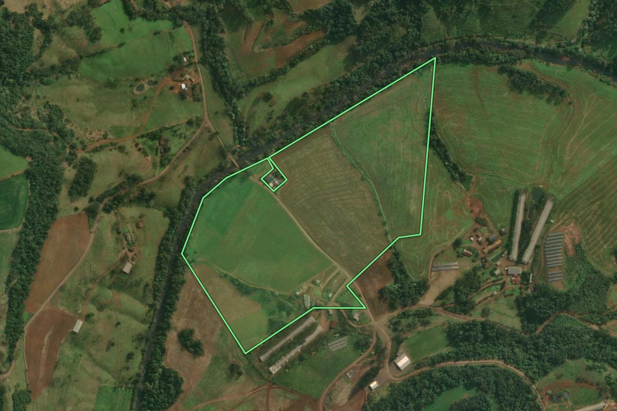 Imagem de satélite do imóvel rural em Itapiranga (SC), com o contorno declarado no CAR desenhado por cima.