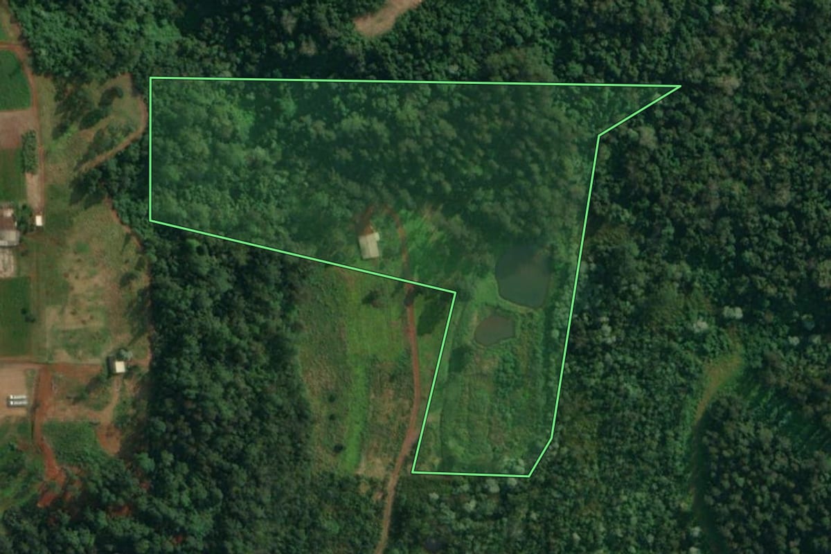 Imagem de satélite do imóvel rural em Itapiranga (SC), com o contorno declarado no CAR desenhado por cima.