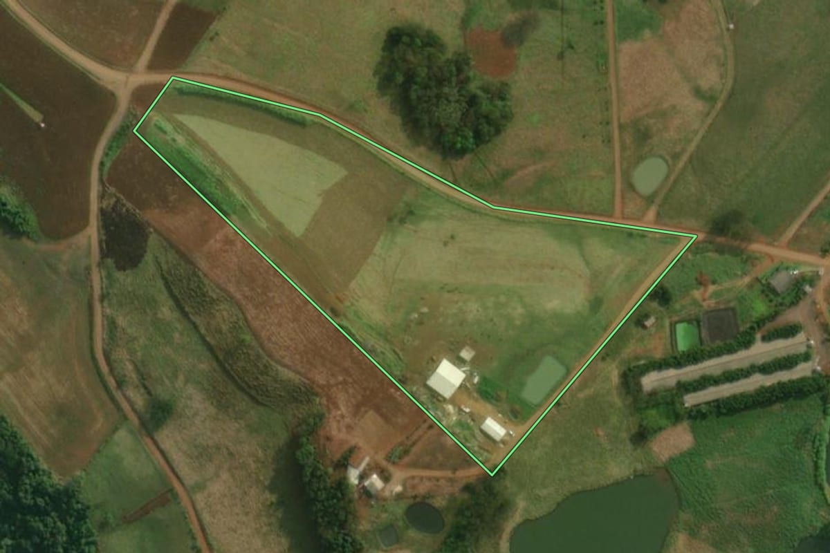 Imagem de satélite do imóvel rural em Itapiranga (SC), com o contorno declarado no CAR desenhado por cima.