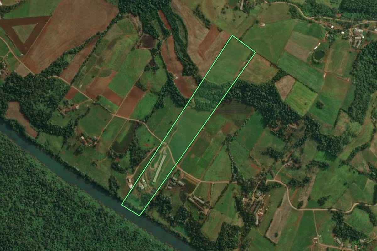 Imagem de satélite do imóvel rural em Itapiranga (SC), com o contorno declarado no CAR desenhado por cima.