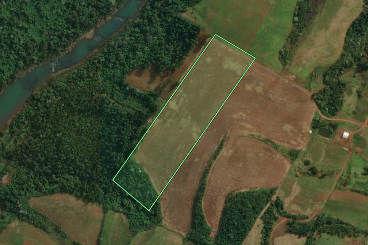Imagem de satélite do imóvel rural em Itapiranga (SC), com o contorno declarado no CAR desenhado por cima.