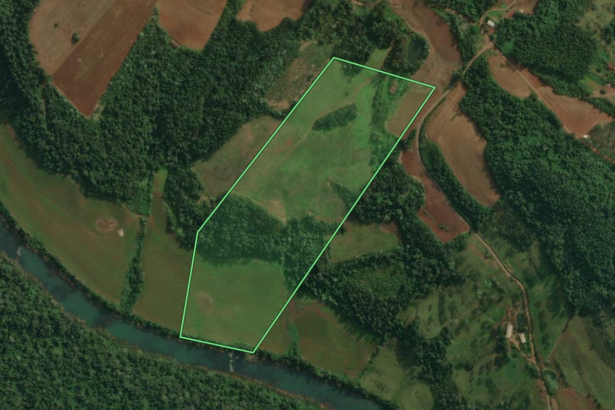 Imagem de satélite do imóvel rural em Itapiranga (SC), com o contorno declarado no CAR desenhado por cima.