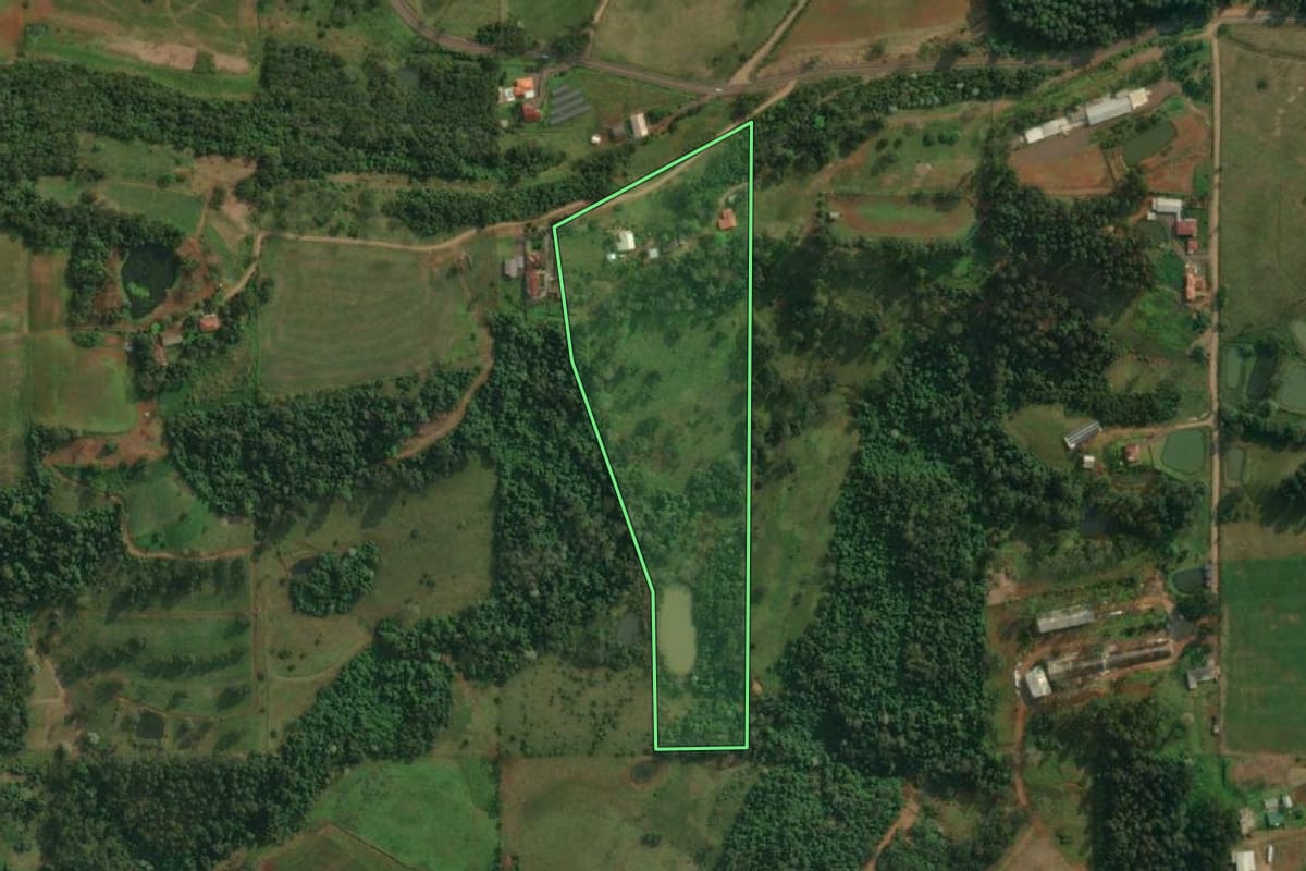 Imagem de satélite do imóvel rural em Itapiranga (SC), com o contorno declarado no CAR desenhado por cima.