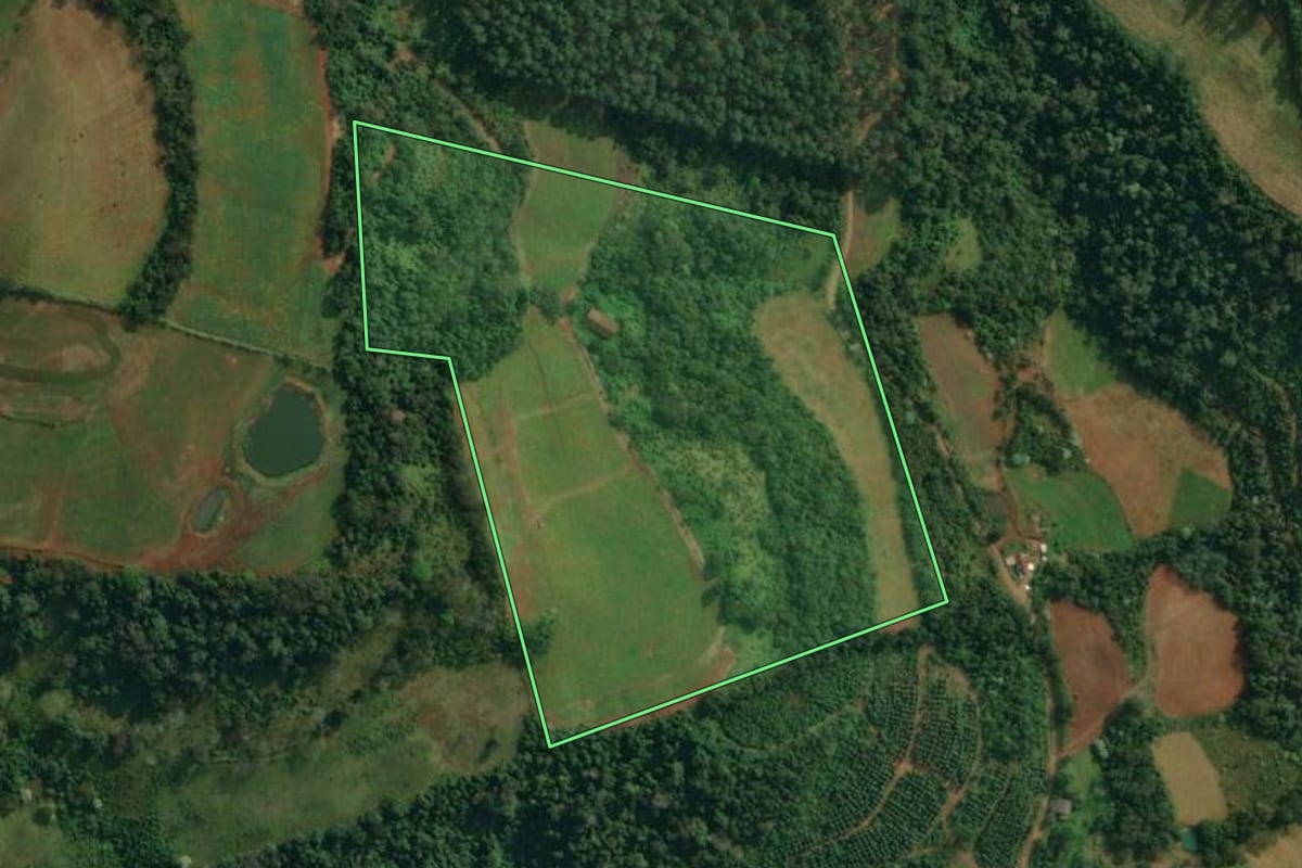 Imagem de satélite do imóvel rural em Itapiranga (SC), com o contorno declarado no CAR desenhado por cima.