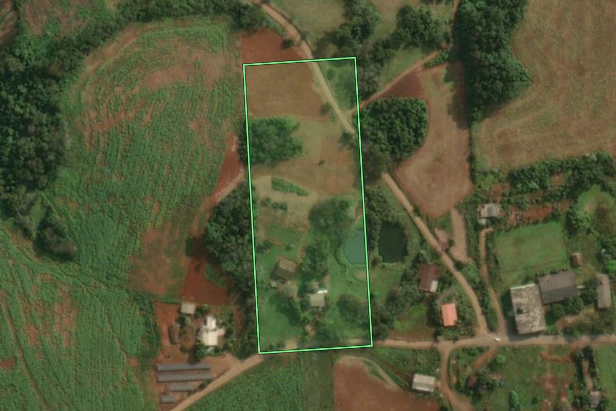 Imagem de satélite do imóvel rural em Itapiranga (SC), com o contorno declarado no CAR desenhado por cima.