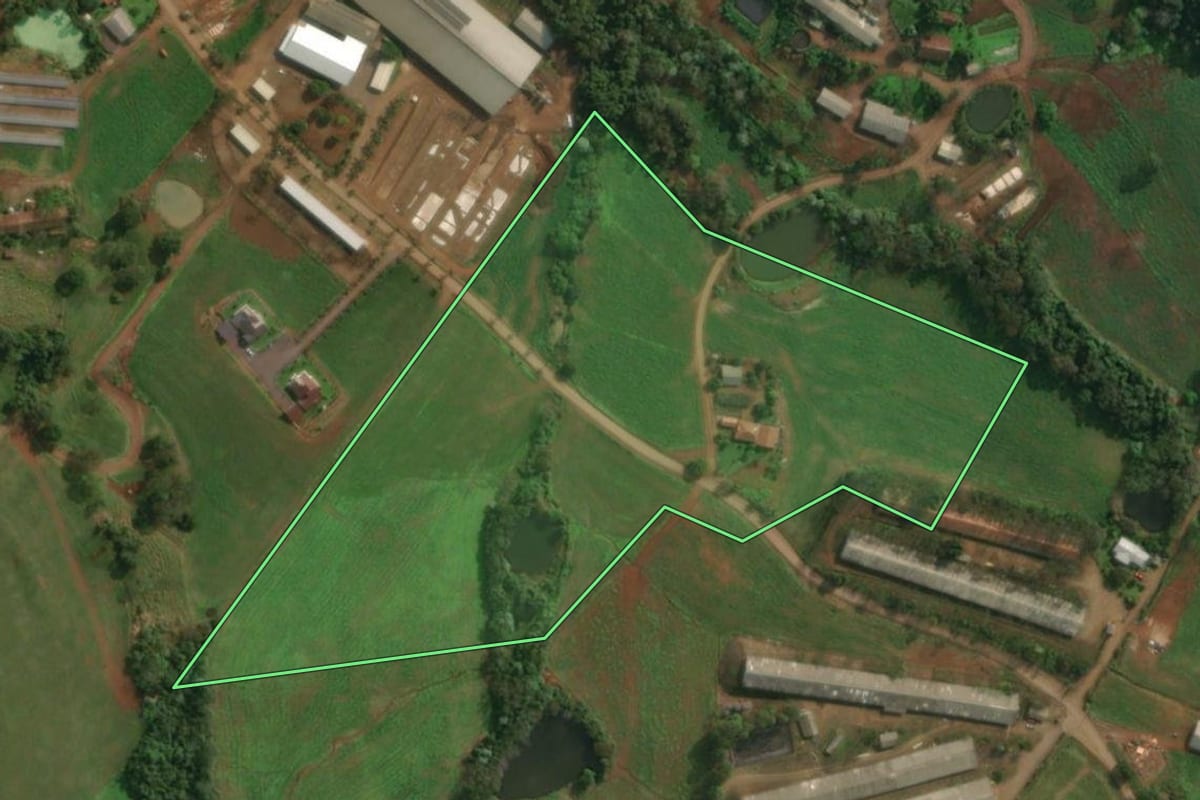 Imagem de satélite do imóvel rural em Itapiranga (SC), com o contorno declarado no CAR desenhado por cima.