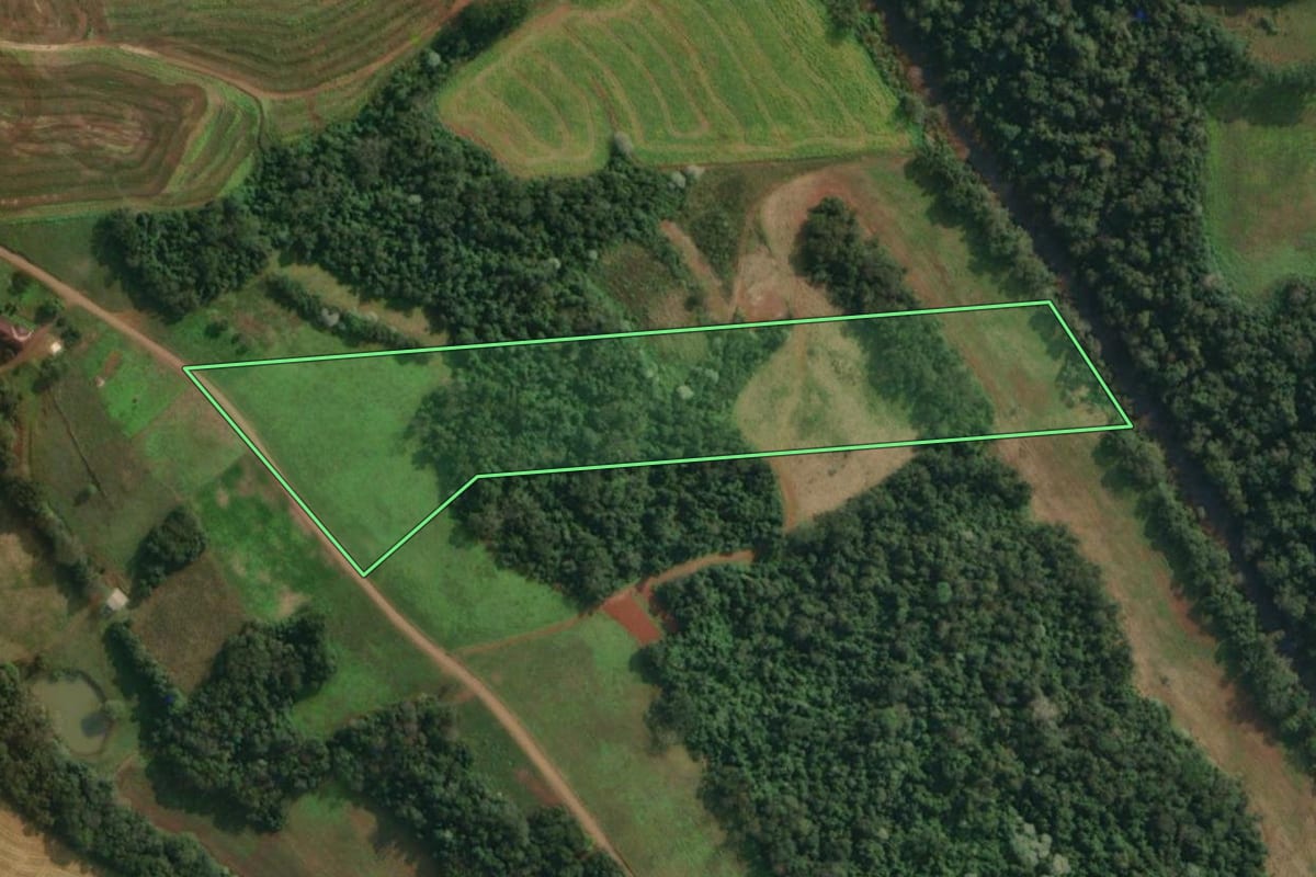Imagem de satélite do imóvel rural em Itapiranga (SC), com o contorno declarado no CAR desenhado por cima.