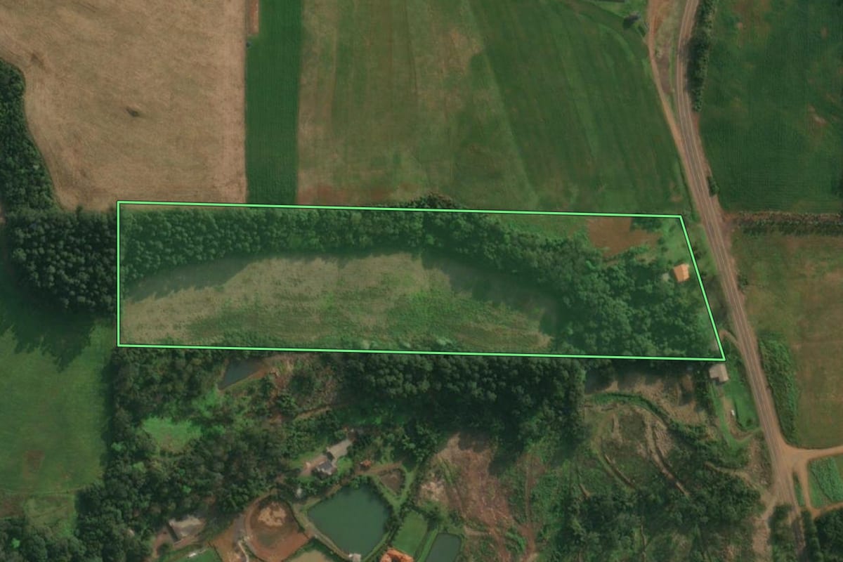 Imagem de satélite do imóvel rural em Itapiranga (SC), com o contorno declarado no CAR desenhado por cima.