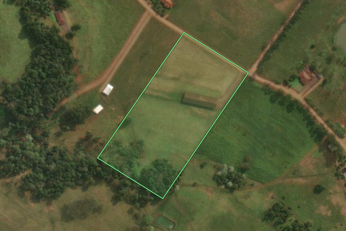 Imagem de satélite do imóvel rural em Itapiranga (SC), com o contorno declarado no CAR desenhado por cima.