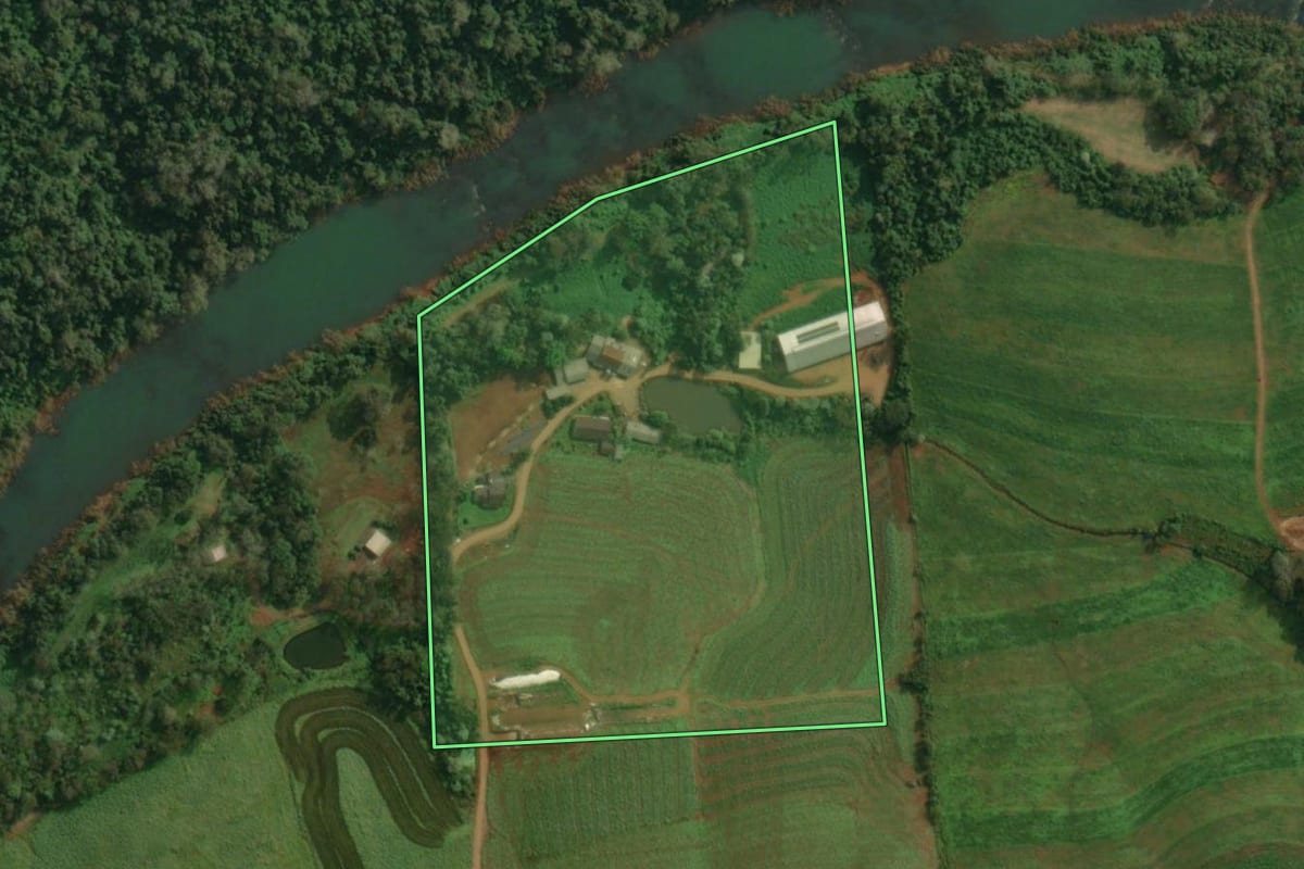 Imagem de satélite do imóvel rural em Itapiranga (SC), com o contorno declarado no CAR desenhado por cima.