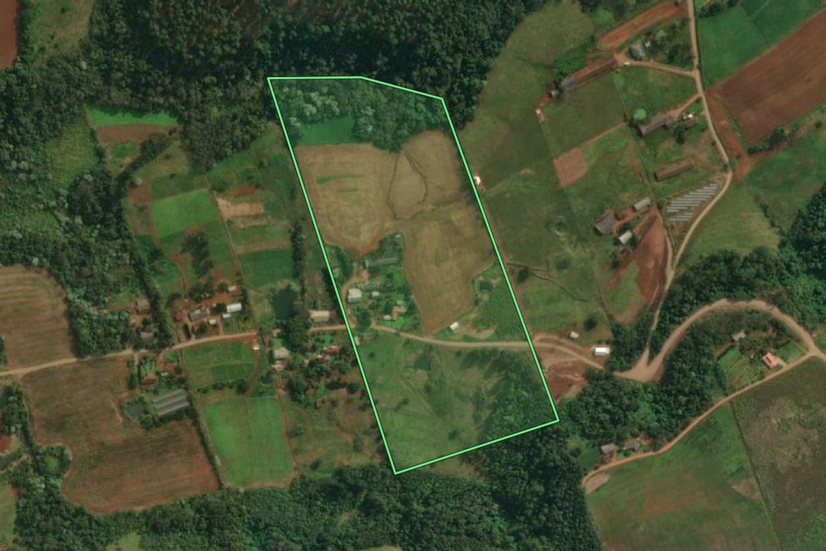 Imagem de satélite do imóvel rural em Itapiranga (SC), com o contorno declarado no CAR desenhado por cima.