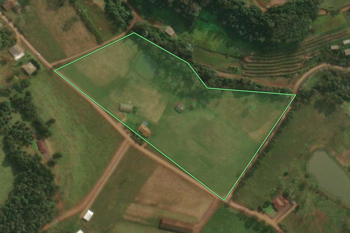 Imagem de satélite do imóvel rural em Itapiranga (SC), com o contorno declarado no CAR desenhado por cima.