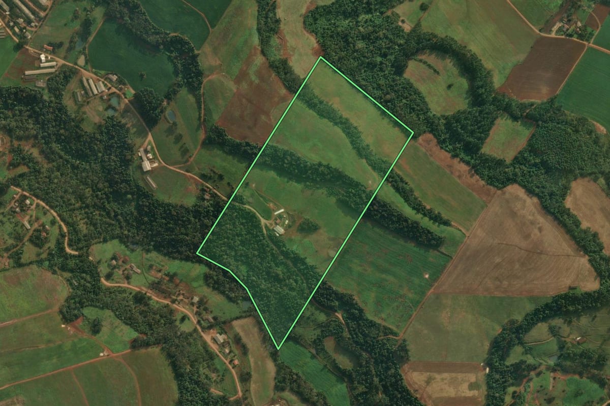 Imagem de satélite do imóvel rural em Itapiranga (SC), com o contorno declarado no CAR desenhado por cima.