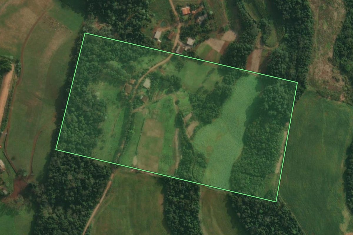 Imagem de satélite do imóvel rural em Itapiranga (SC), com o contorno declarado no CAR desenhado por cima.