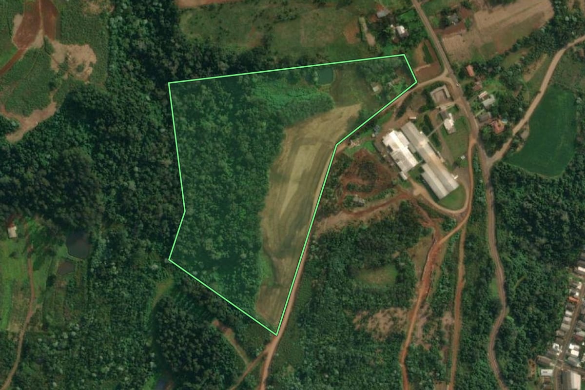 Imagem de satélite do imóvel rural em Itapiranga (SC), com o contorno declarado no CAR desenhado por cima.