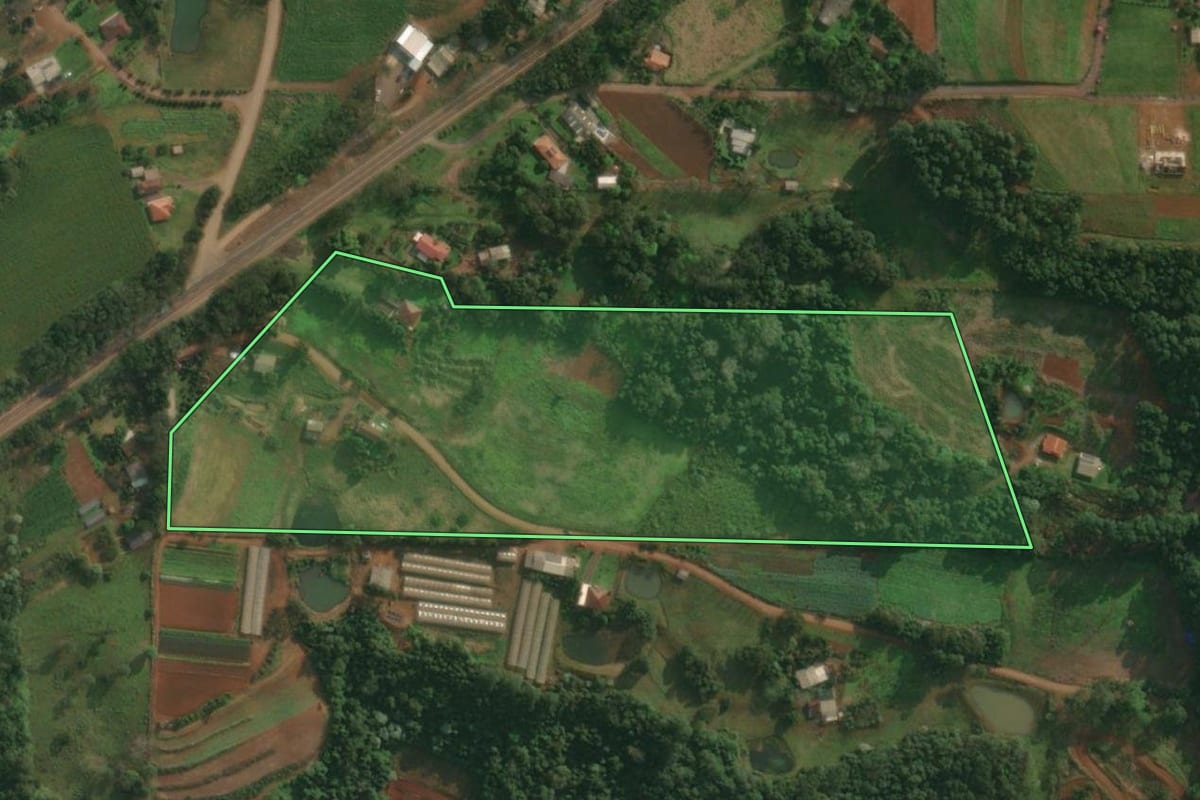 Imagem de satélite do imóvel rural em Itapiranga (SC), com o contorno declarado no CAR desenhado por cima.