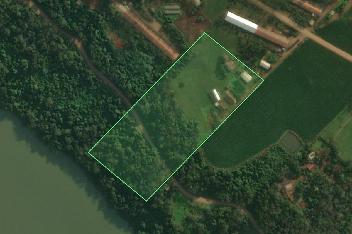 Imagem de satélite do imóvel rural em Itapiranga (SC), com o contorno declarado no CAR desenhado por cima.