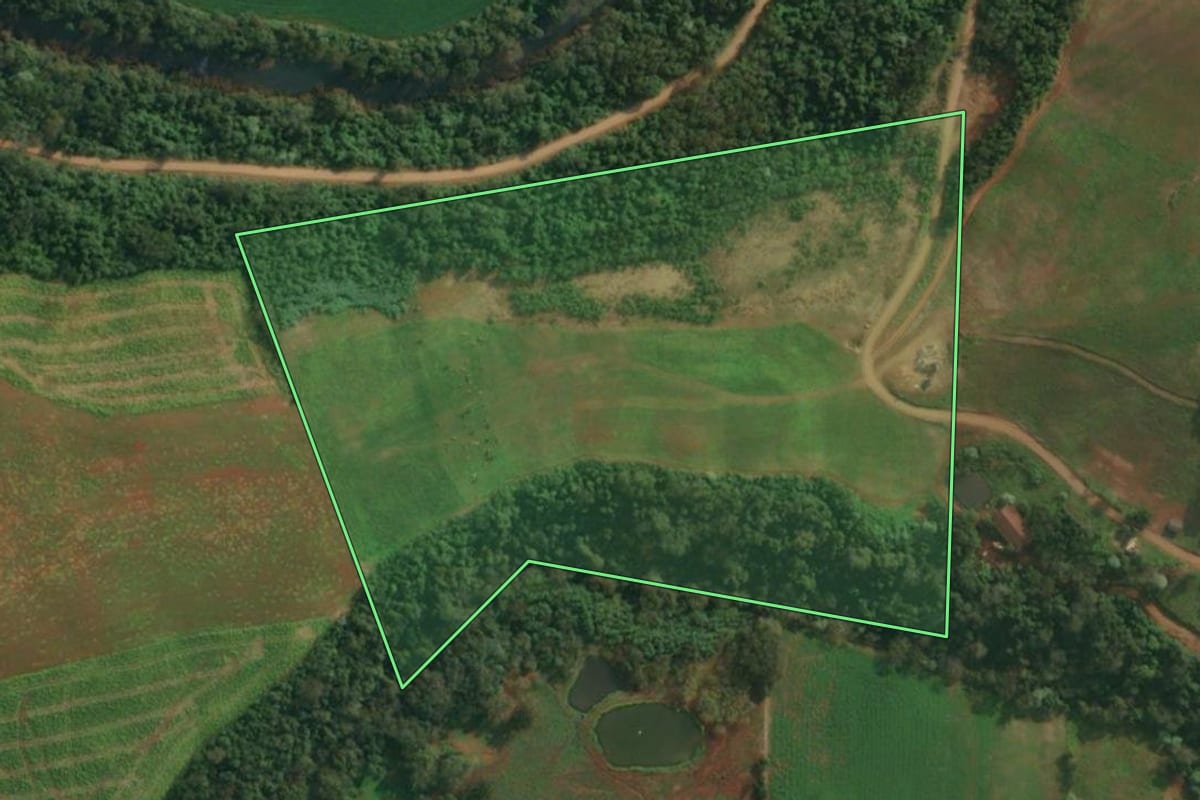 Imagem de satélite do imóvel rural em Itapiranga (SC), com o contorno declarado no CAR desenhado por cima.
