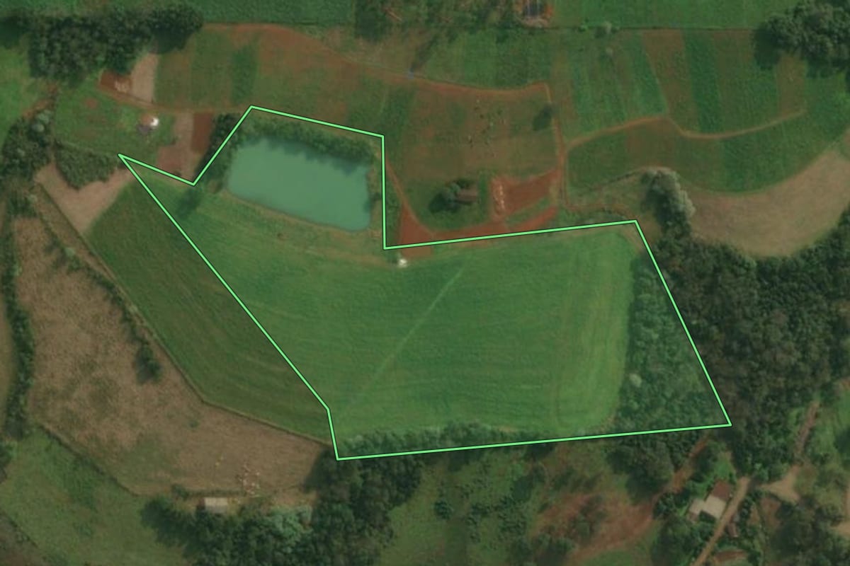 Imagem de satélite do imóvel rural em Itapiranga (SC), com o contorno declarado no CAR desenhado por cima.