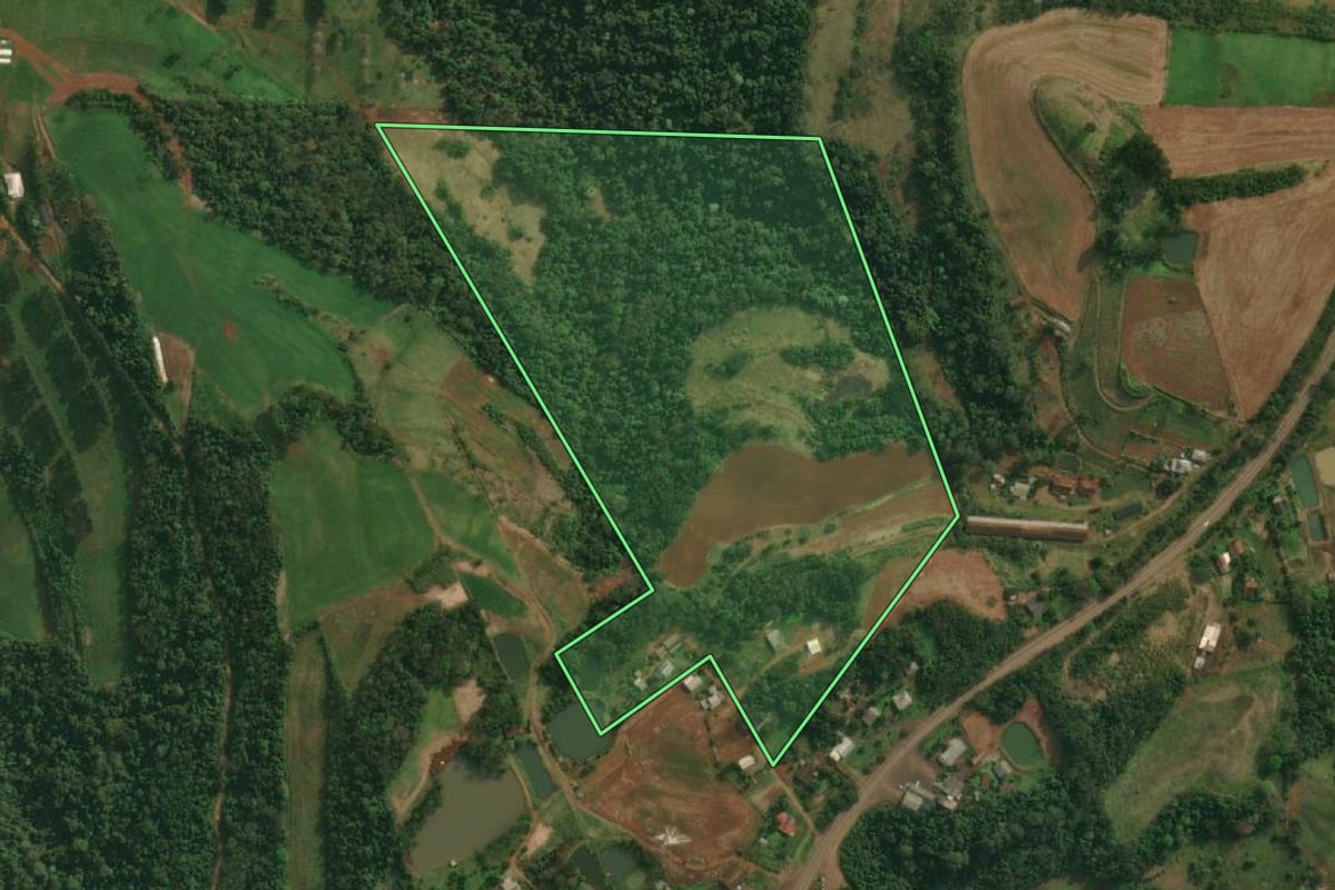 Imagem de satélite do imóvel rural em Itapiranga (SC), com o contorno declarado no CAR desenhado por cima.
