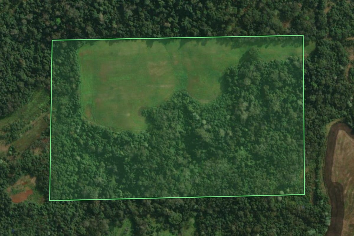 Imagem de satélite do imóvel rural em Itapiranga (SC), com o contorno declarado no CAR desenhado por cima.