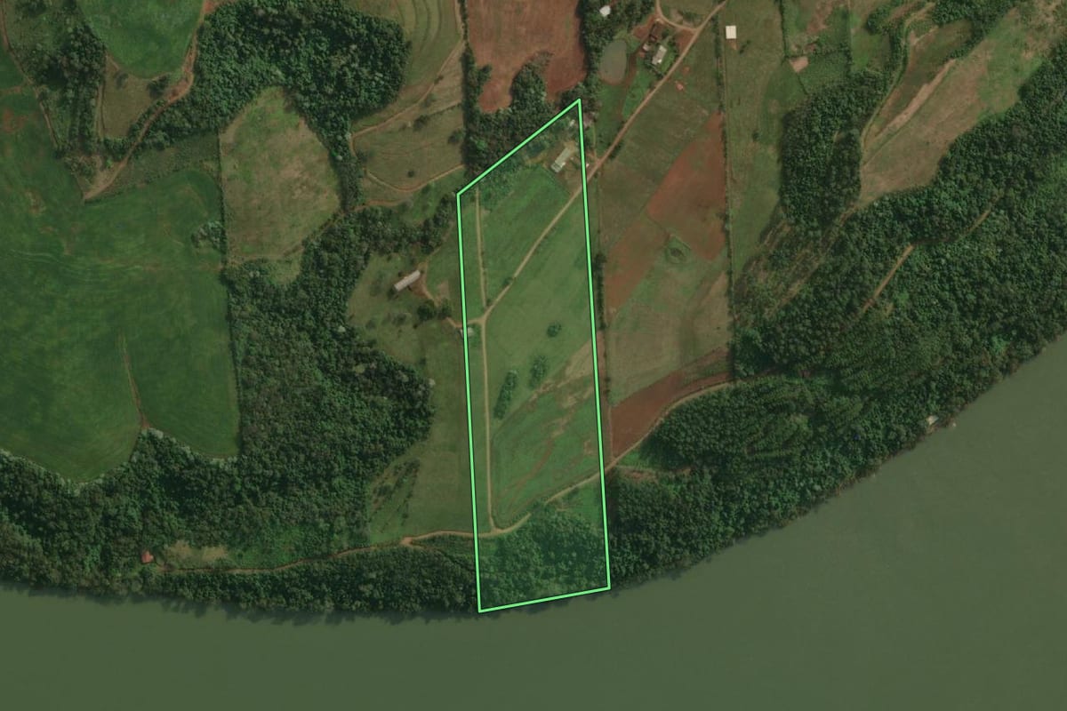 Imagem de satélite do imóvel rural em Itapiranga (SC), com o contorno declarado no CAR desenhado por cima.