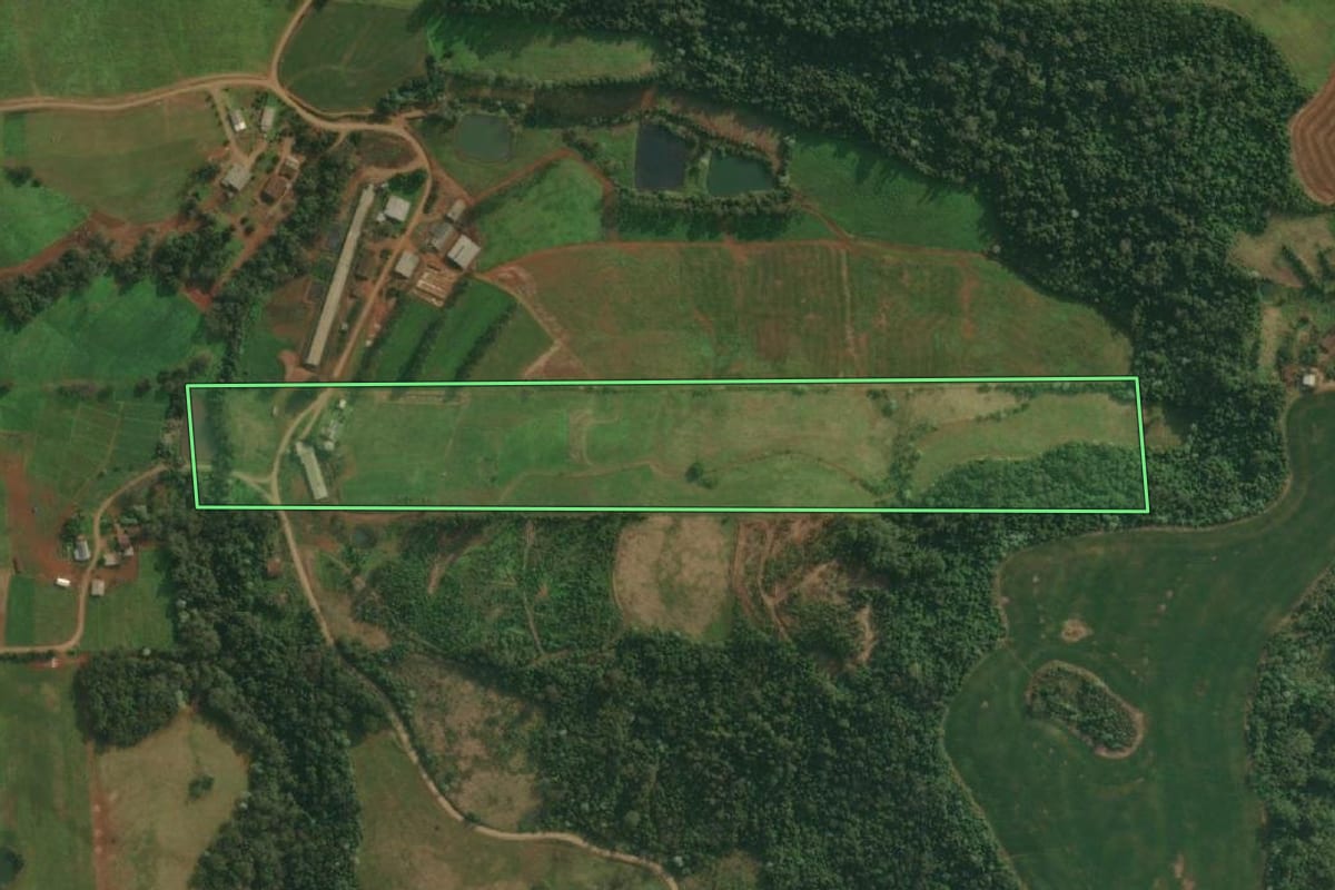 Imagem de satélite do imóvel rural em Itapiranga (SC), com o contorno declarado no CAR desenhado por cima.